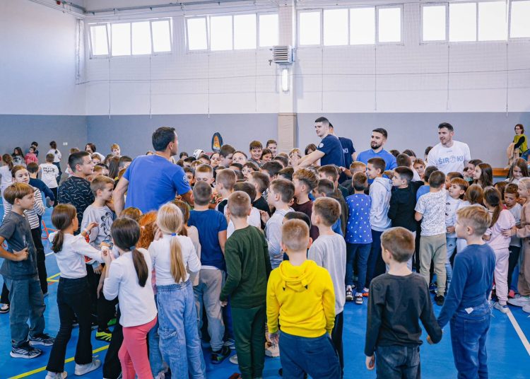 Košarkaši Širokog posjetili škole i družili se s učenicima