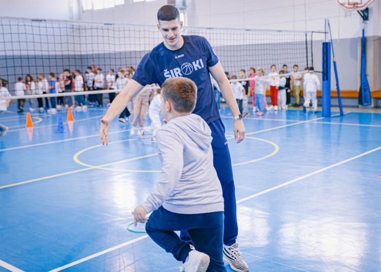 Košarkaši Širokog posjetili škole i družili se s učenicima