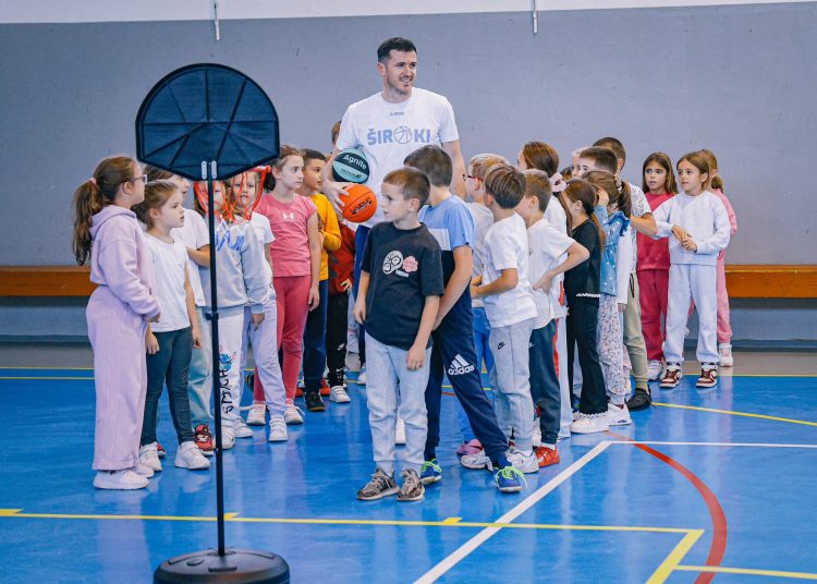 Košarkaši Širokog posjetili škole i družili se s učenicima