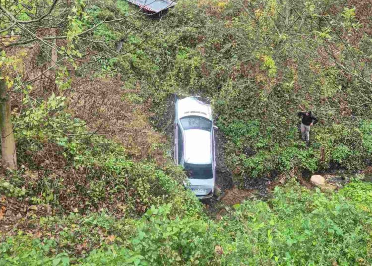 Mercedes sletio u provaliju kod Bradine, vozač prošao bez ozljeda
