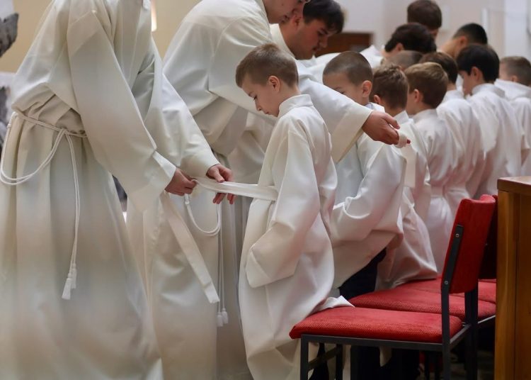 Svečani obred primanja ministranata na Humcu