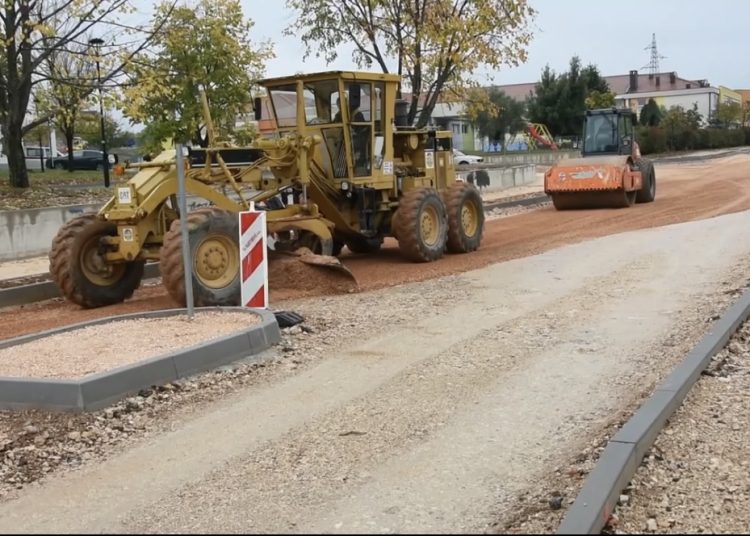 (VIDEO) Nastavljeni radovi na asfaltiranju parkinga kod Doma zdravlja u Čitluku