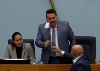 Kaos u NSRS-u: Izaslanik gađao Stevandića papirima, on ga izbacio sa sjednice