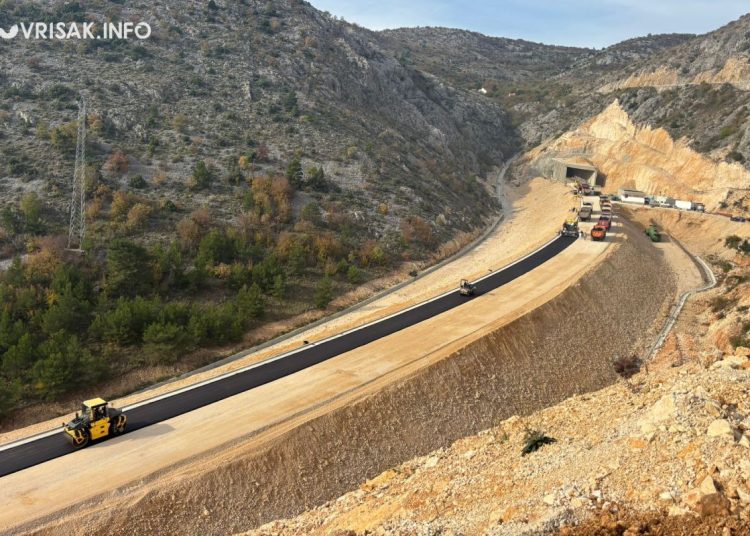 Mostarska obilaznica dobiva asfalt, pogledajte prizore s gradilišta
