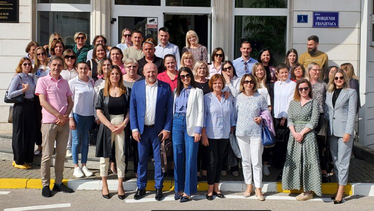 Pravosudni djelatnici ŽZH krenuli u štrajk: Sindikati iz HNŽ-a i Tuzlanske županije pružili podršku