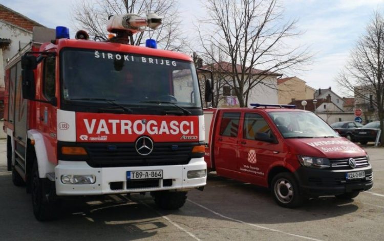 Široki Brijeg: Na Dužicama gorio automobil, intervenirali vatrogasci