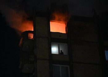 Srceparajući prizor čovjeka koji bespomoćno gleda kroz prozor dok kat iznad njega gori