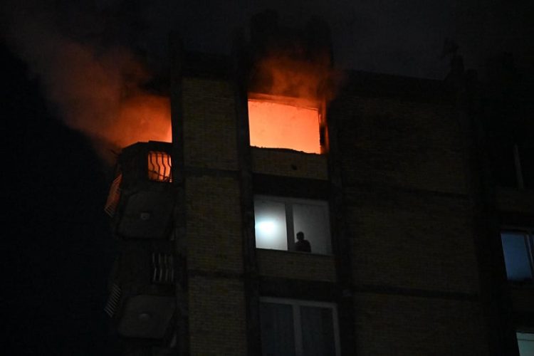 Srceparajući prizor čovjeka koji bespomoćno gleda kroz prozor dok kat iznad njega gori