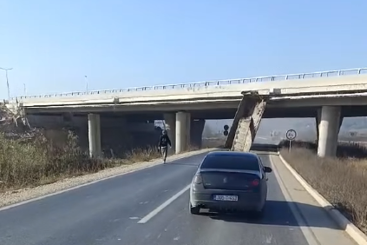 (VIDEO) Pogledajte kako je vozač udario u nadvožnjak u BiH