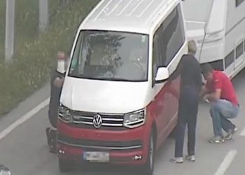 (VIDEO) Evo kako pljačkaju naivne vozače? Policija otkrila novu taktiku lopova