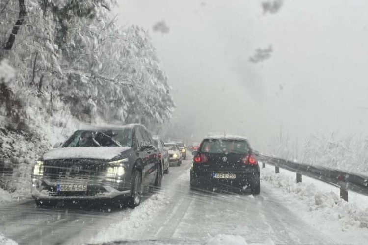 Promet otežan u Bosni zbog snijega, u Hercegovini mokri i klizavi kolovozi