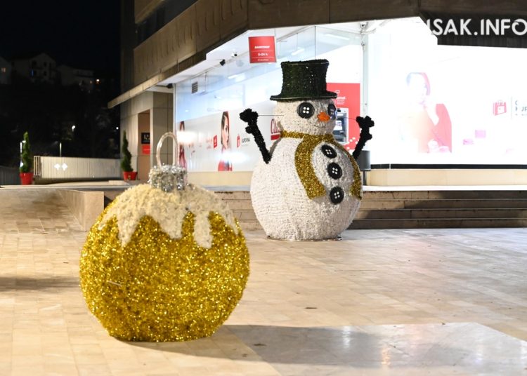 Široki Brijeg u božićnom ruhu, postavljaju se nakiti