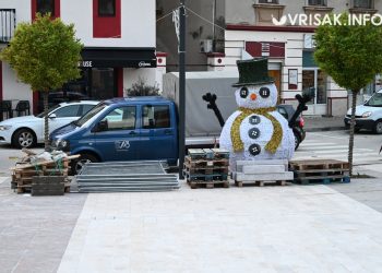Stigle kućice za Advent u Širokom Brijegu, postavljena i podloga za dječje igralište