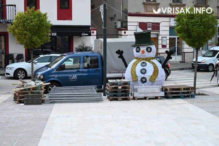 Stigle kućice za Advent u Širokom Brijegu, postavljena i podloga za dječje igralište