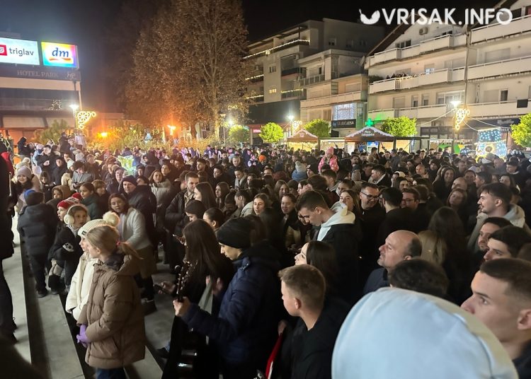 Započeo Advent u Širokom Brijegu: Upaljena prva svijeća i otvoren blagdanski program