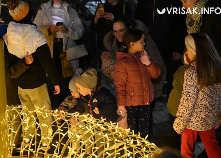Započeo Advent u Širokom Brijegu: Upaljena prva svijeća i otvoren blagdanski program