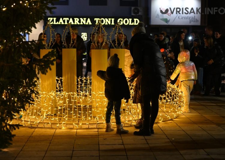 Započeo Advent u Širokom Brijegu: Upaljena prva svijeća i otvoren blagdanski program