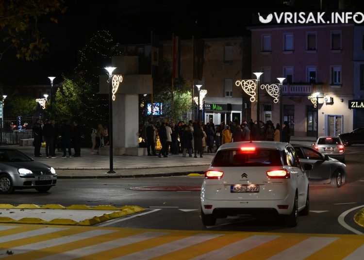 Započeo Advent u Širokom Brijegu: Upaljena prva svijeća i otvoren blagdanski program