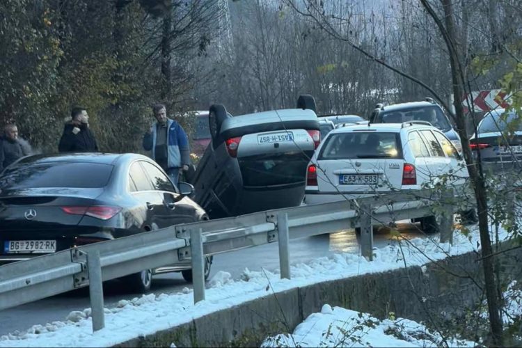 Prevrnuo se automobil kod Jablanice