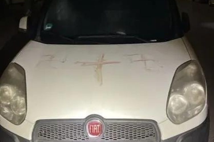 Strava u Njemačkoj: 50 automobila i kuća išarani ljudskom krvlju u obliku kukastih križeva