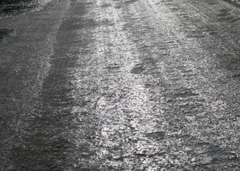 Magla i smanjena vidljivost u Mostaru otežavaju promet: Upozorenje na poledicu i radove na cestama