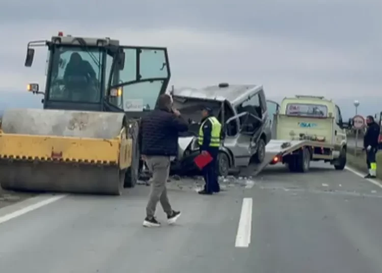 Prve fotografije užasa u Vojvodini: Kombijem se zabio u valjak, četvero mrtvih