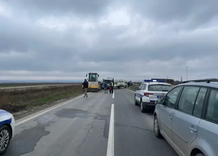 Prve fotografije užasa u Vojvodini: Kombijem se zabio u valjak, četvero mrtvih