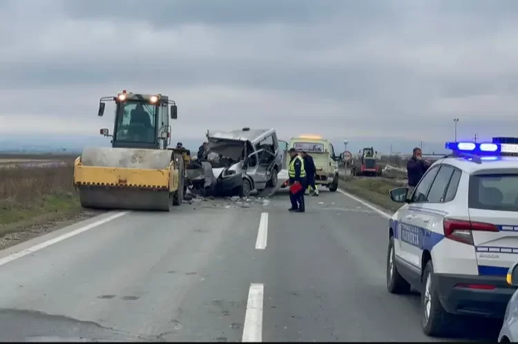 Prve fotografije užasa u Vojvodini: Kombijem se zabio u valjak, četvero mrtvih
