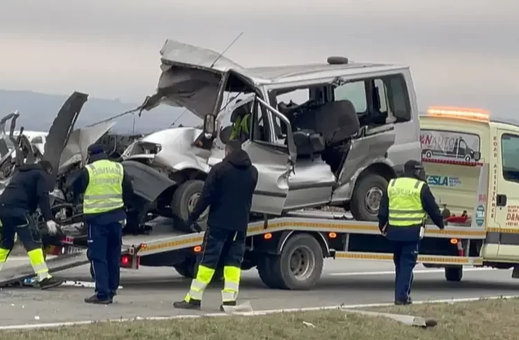 Prve fotografije užasa u Vojvodini: Kombijem se zabio u valjak, četvero mrtvih