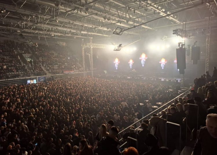 (VIDEO) Prva večer Thompsona u Osijeku je krenula: Gradski vrt krcat