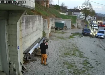 Uznemirujući video iz BiH: Nakon prometne nesreće namjerno vozilom juri i udara pješaka