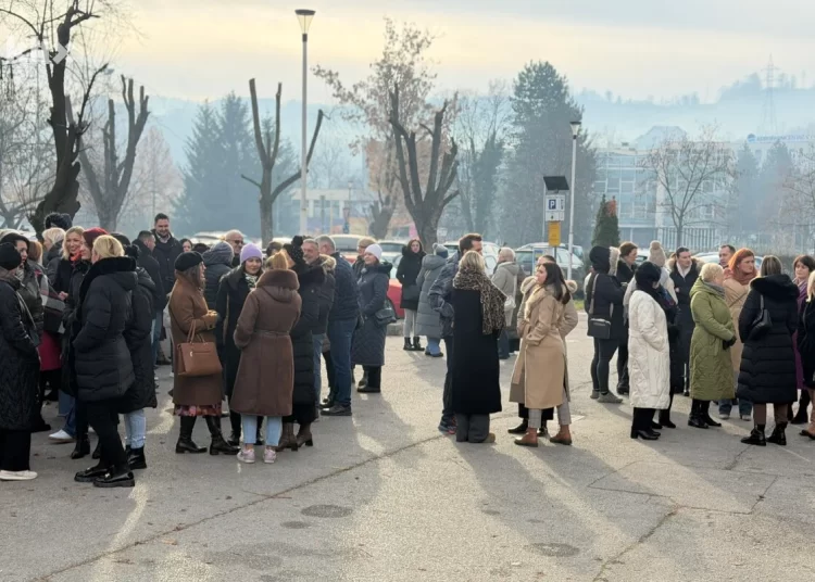 Državni službenici u pravosuđu Tuzlanskog kantona nastavljaju štrajk