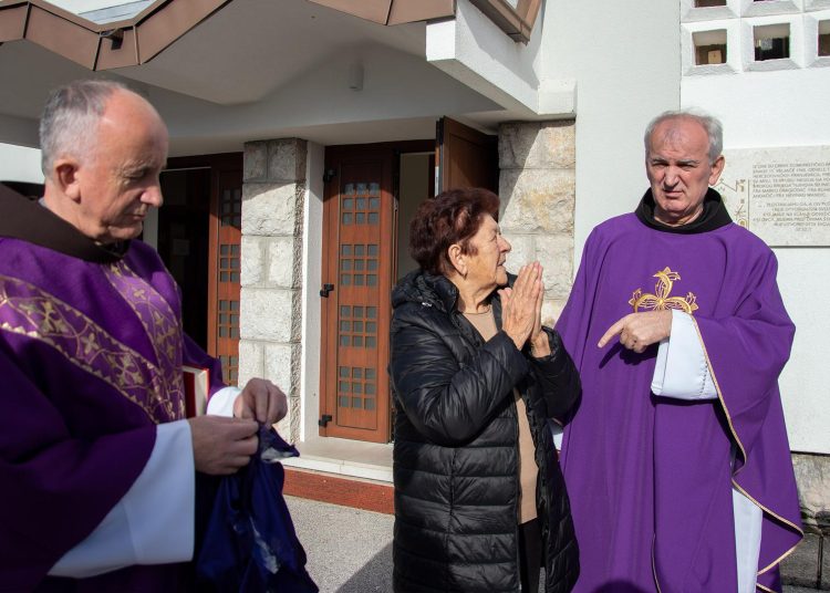 Široki Brijeg: Svečano otkrivena spomen-ploča ubijenim fratrima u Izbičnu