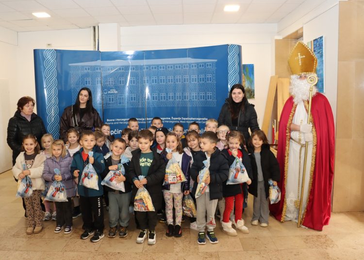 Posušje: Vrtićka djeca uživali u predstavi i darovima povodom sv. Nikole