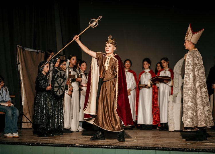 Široki Brijeg: Predstava „Krunidba“ oduševila publiku u Kinu Borak