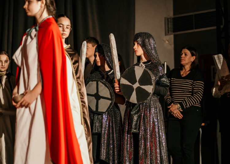 Široki Brijeg: Predstava „Krunidba“ oduševila publiku u Kinu Borak