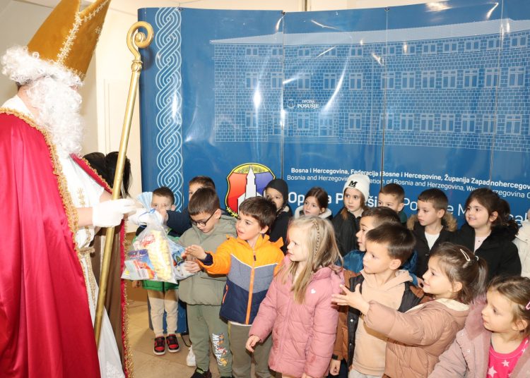 Posušje: Vrtićka djeca uživali u predstavi i darovima povodom sv. Nikole
