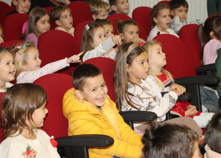 Posušje: Vrtićka djeca uživali u predstavi i darovima povodom sv. Nikole