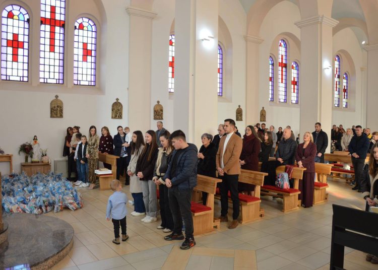 Sv. Nikola razveselio najmlađe u župi Ledinac: Podijeljeno gotovo 200 darova