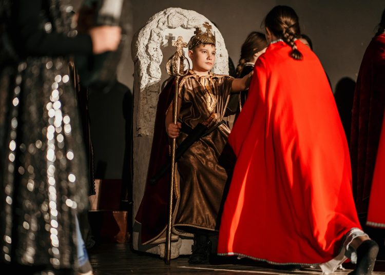 Široki Brijeg: Predstava „Krunidba“ oduševila publiku u Kinu Borak