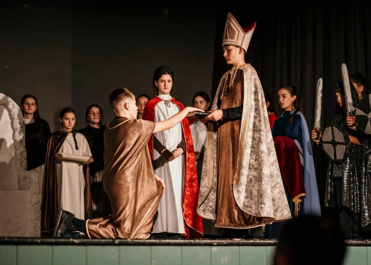 Široki Brijeg: Predstava „Krunidba“ oduševila publiku u Kinu Borak