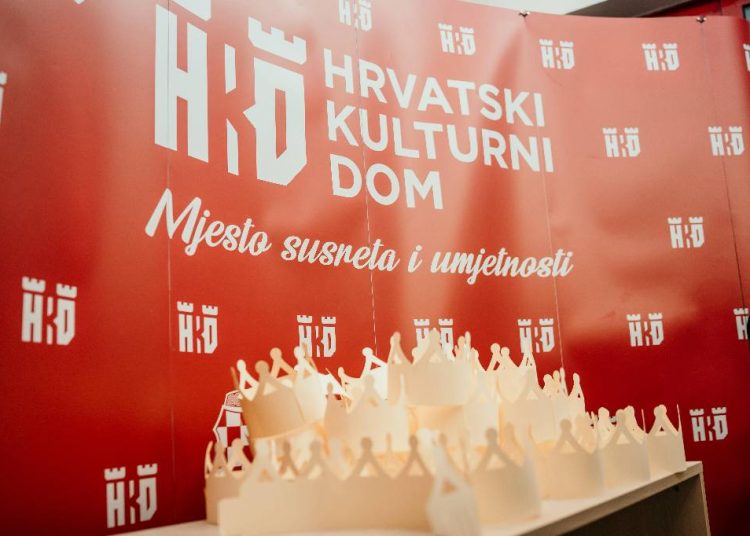 Široki Brijeg: Predstava „Krunidba“ oduševila publiku u Kinu Borak