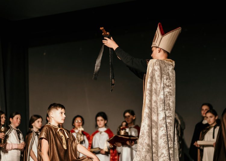 Široki Brijeg: Predstava „Krunidba“ oduševila publiku u Kinu Borak