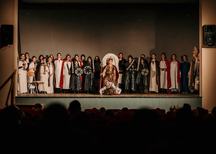 Široki Brijeg: Predstava „Krunidba“ oduševila publiku u Kinu Borak