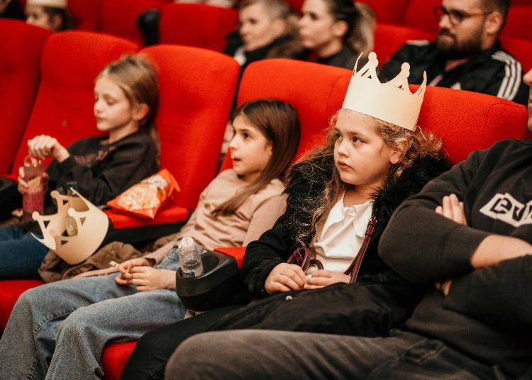 Široki Brijeg: Predstava „Krunidba“ oduševila publiku u Kinu Borak