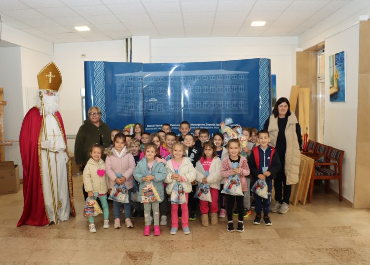 Posušje: Vrtićka djeca uživali u predstavi i darovima povodom sv. Nikole