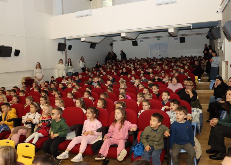 Posušje: Vrtićka djeca uživali u predstavi i darovima povodom sv. Nikole