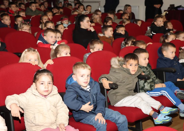 Posušje: Vrtićka djeca uživali u predstavi i darovima povodom sv. Nikole