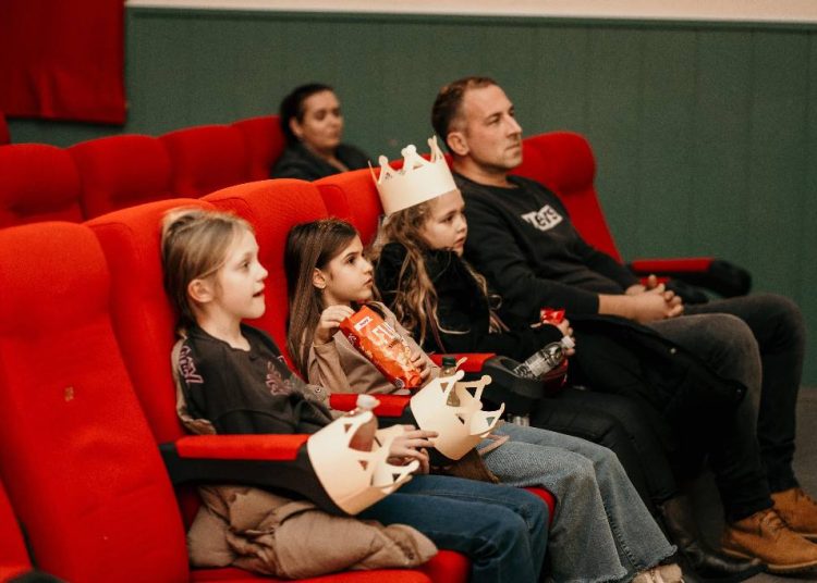 Široki Brijeg: Predstava „Krunidba“ oduševila publiku u Kinu Borak