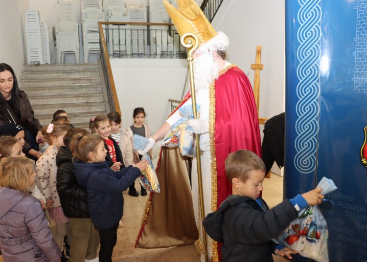 Posušje: Vrtićka djeca uživali u predstavi i darovima povodom sv. Nikole